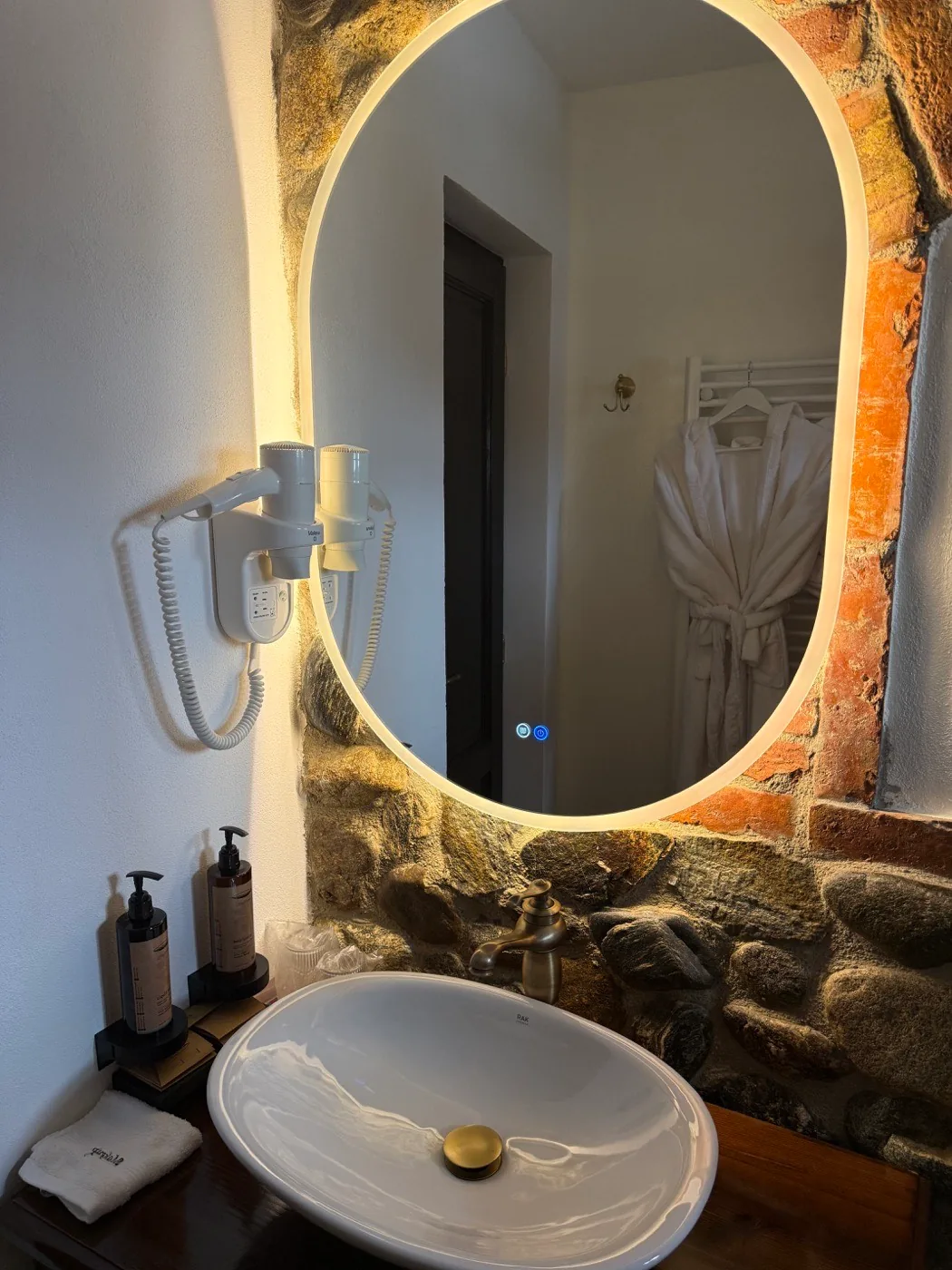 Cameră în lumina amurgului — baia