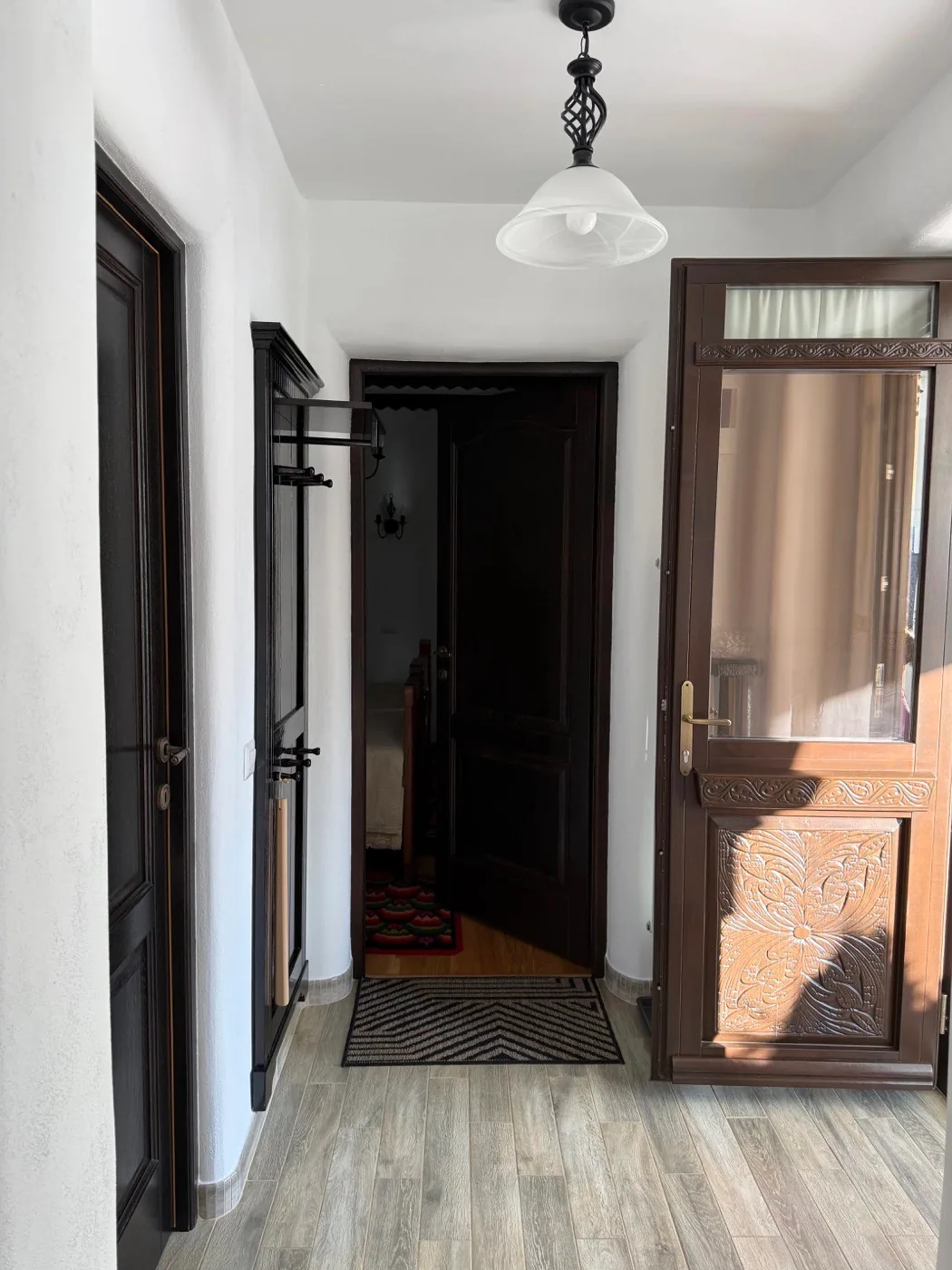 Apartamentul luminii de început — interiorul camerei