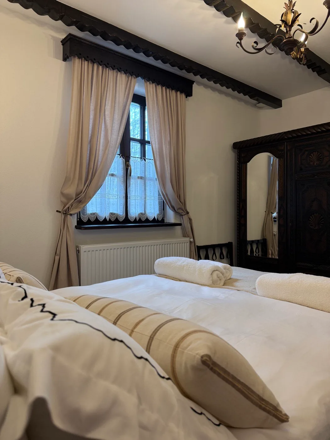 Camera Codrului — interiorul camerei