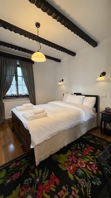 Camera 1 – pat matrimonial, lumină naturală